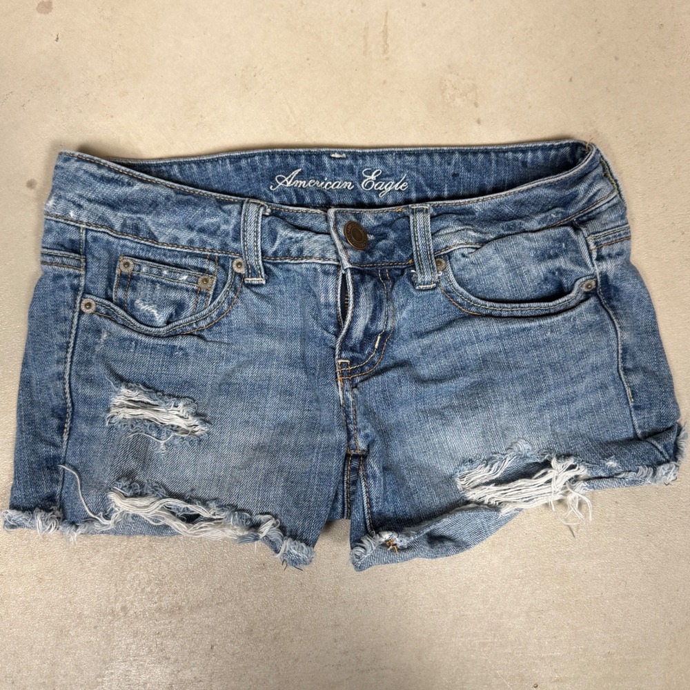 American Eagle Distressed Denim Shorts Medium Wash Raw Hem Size 0 Low Rise‎